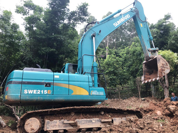 龙8头号玩家智能SWE 215E挖掘机是他的左膀右臂！