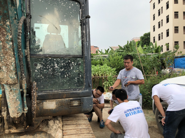 龙8头号玩家智能挖掘机获最高评价，，，，，，，，就是用得惬意！