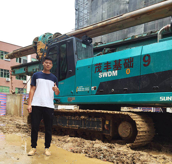 我叫阿忠，，，，，，，，忠于事业，，，，，，，，也忠于龙8头号玩家智能旋挖钻机