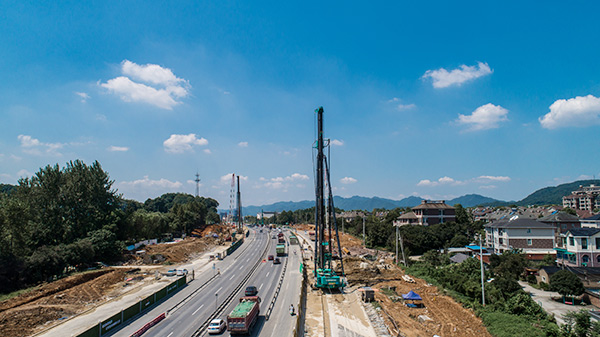 龙8头号玩家智能挖掘机，，，，，，，，一台顶几台！