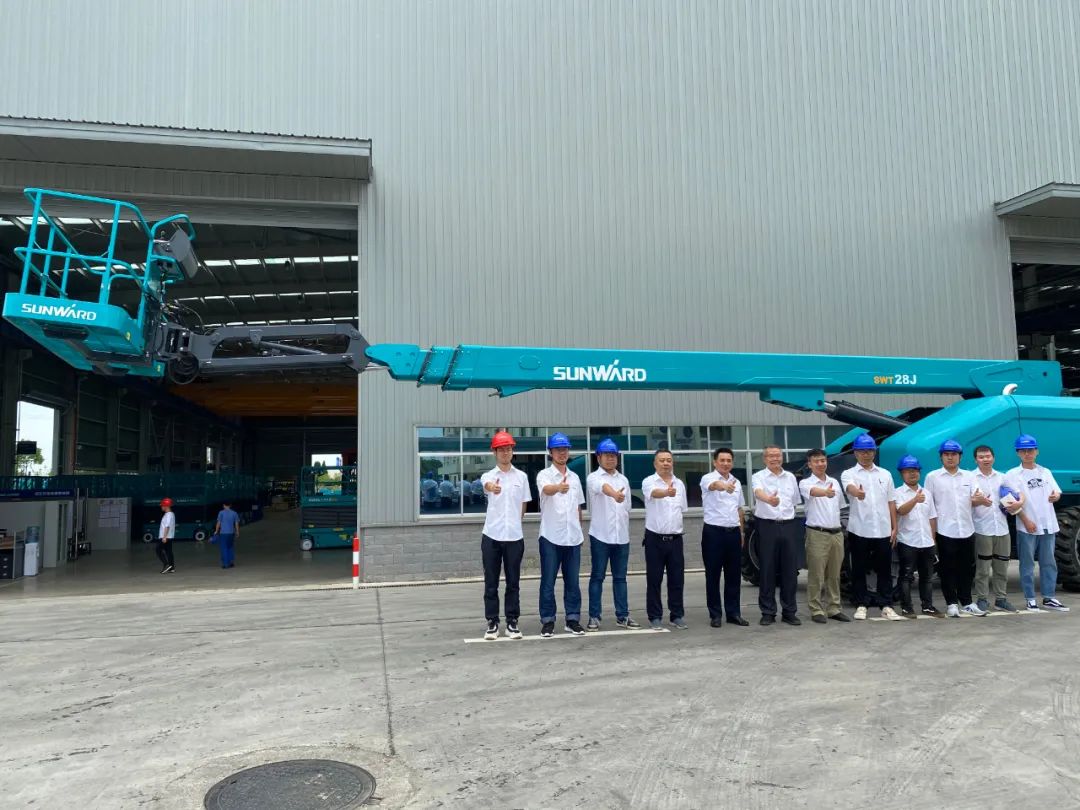 龙8头号玩家智能首款直臂式高空作业平台顺遂通过评审