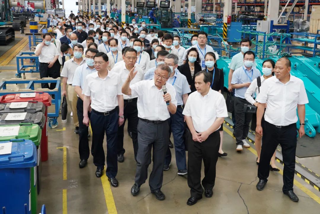 天下战略性新兴工业集群建设考察团调研龙8头号玩家智能