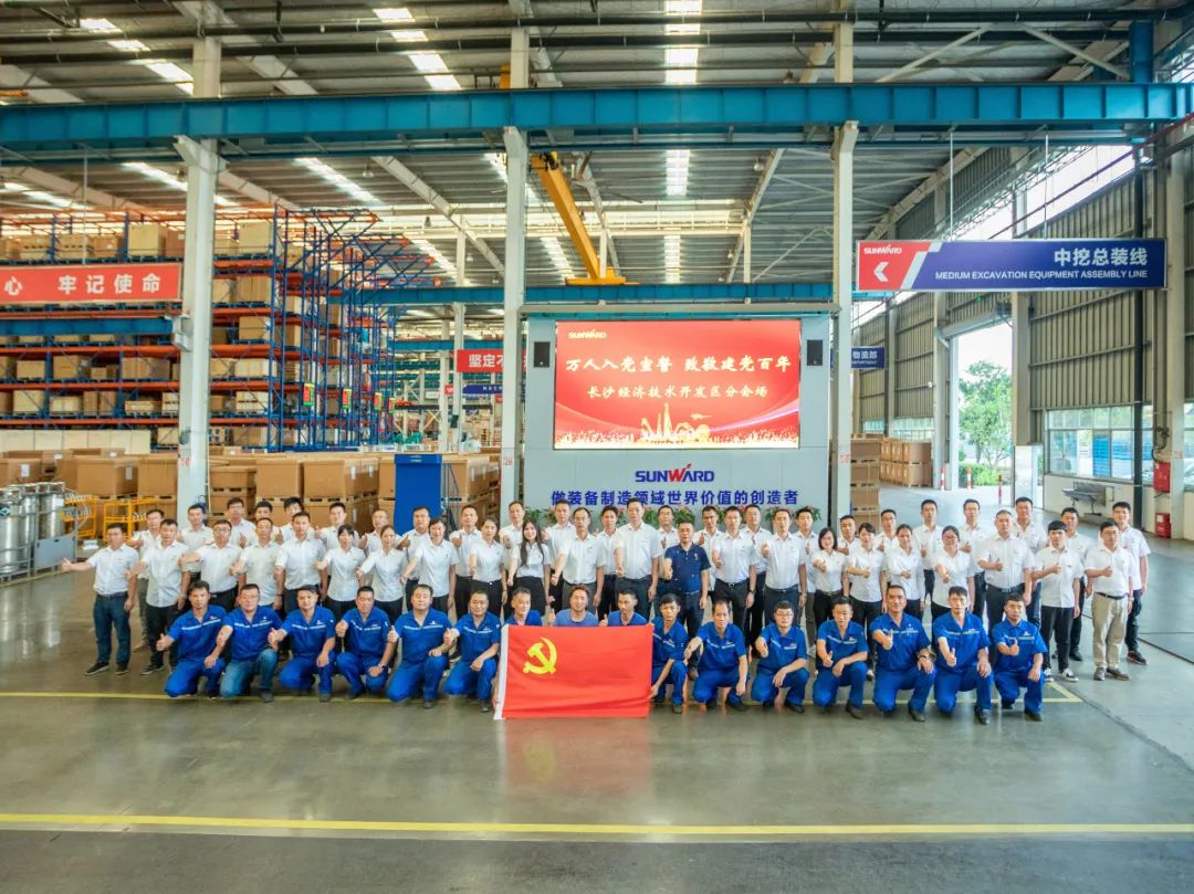 接续斗争再出发——龙8头号玩家智能党委举行新党员入党宣誓和老党员重温入党誓词活动