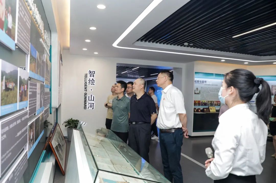 国防科大北斗团队考察龙8头号玩家智能