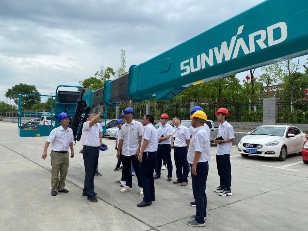 龙8头号玩家智能首款直臂式高空作业平台顺遂通过评审