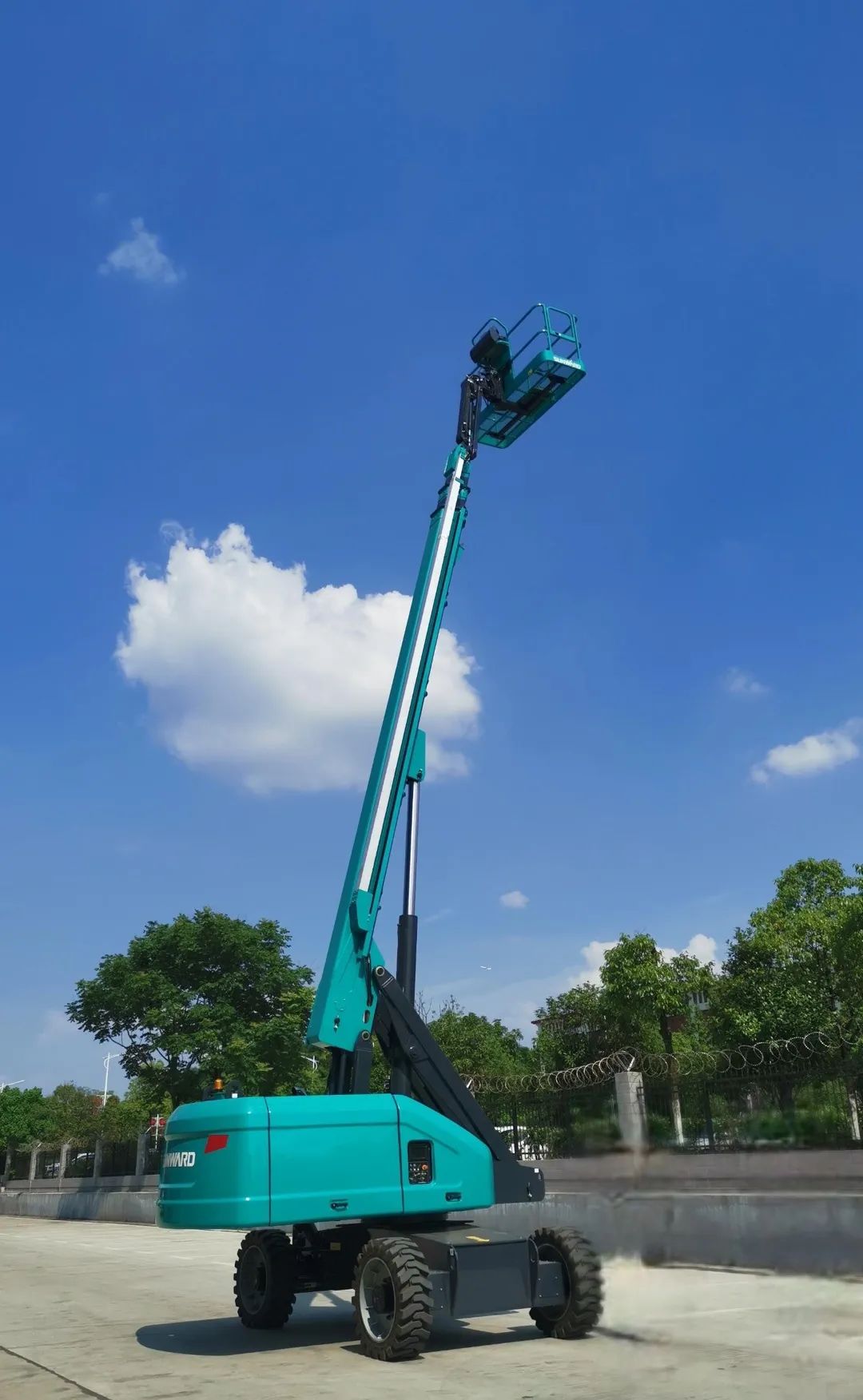 龙8头号玩家智能首款直臂式高空作业平台顺遂通过评审