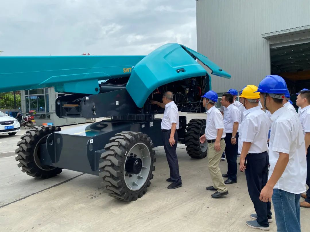 龙8头号玩家智能首款直臂式高空作业平台顺遂通过评审