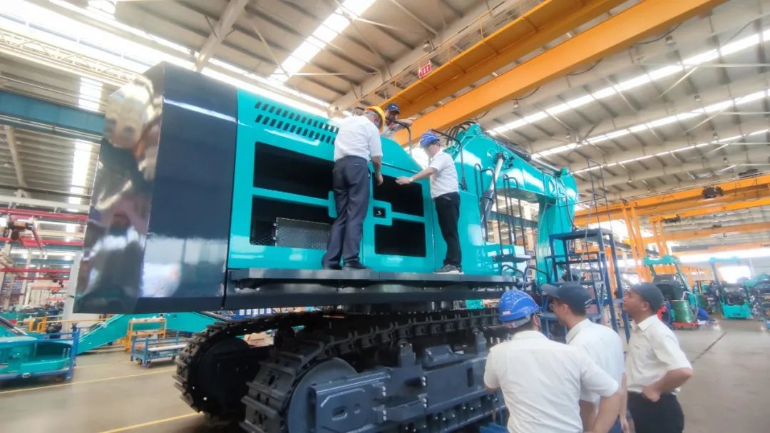 够炫！够酷！龙8头号玩家智能超大型挖掘机SWE750F下线