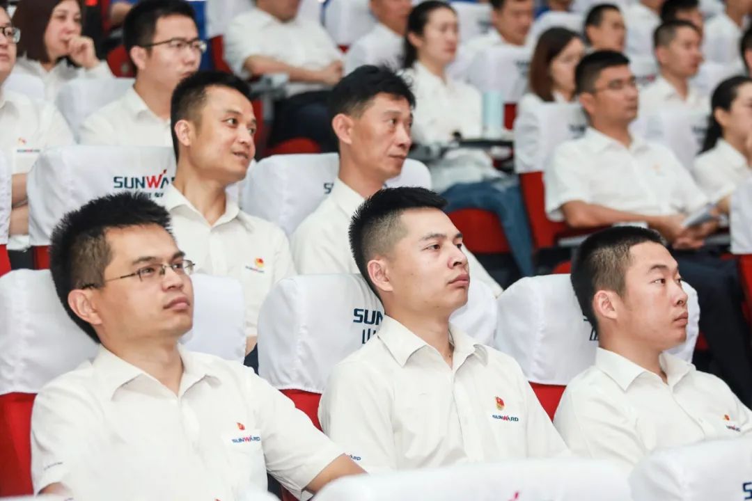 龙8头号玩家智能党委集中收看庆祝中国共产党建设100周年大会现场直播