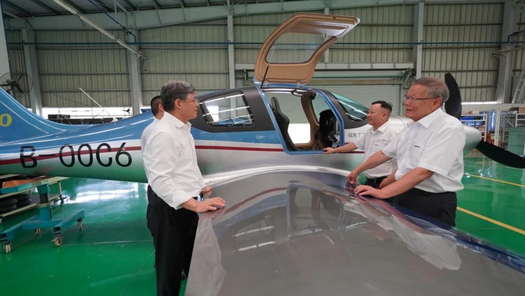 中国民用航空局总工程师殷时军率队考察调研龙8头号玩家科技