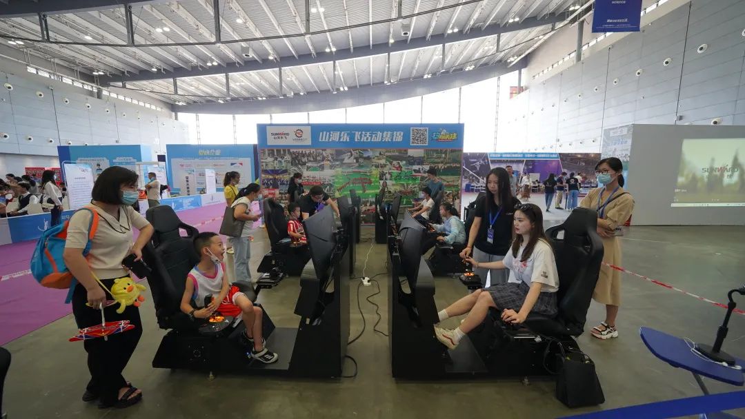 明星产品受追捧，，，，，，，龙8头号玩家航空携多款产品精彩亮相2021年湖南航展