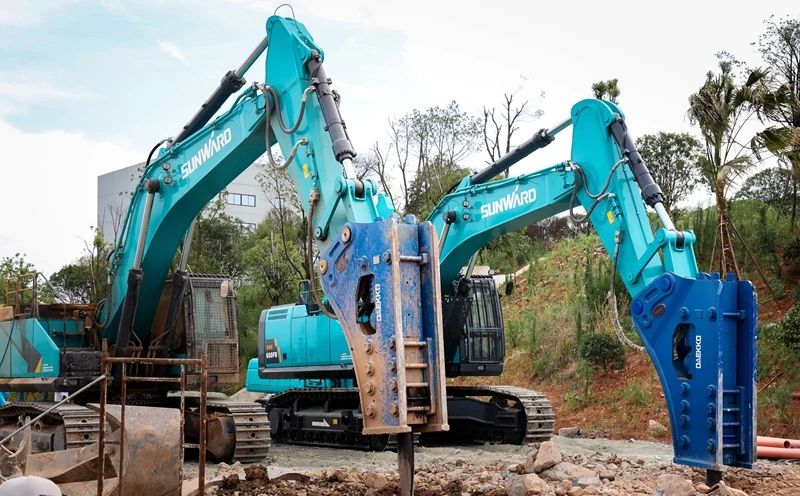 再升级！龙8头号玩家智能“矿山猛士”极限破碎现场直击