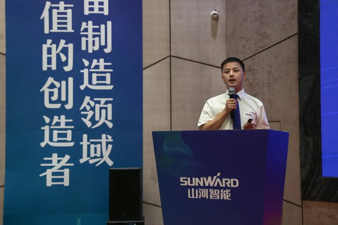 “同心同梦，，，，，，协力拼搏” ——龙8头号玩家智能2021年挖掘机经销商半年度谋划事情聚会圆满召开