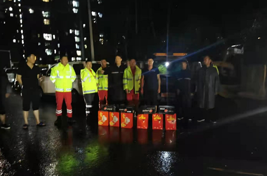 龙8头号玩家智能装备驰援河南，，，，，，，助建家园防地