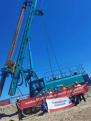 顶酷暑 走沙漠 2021年龙8头号玩家智能全球效劳万里行走进新疆