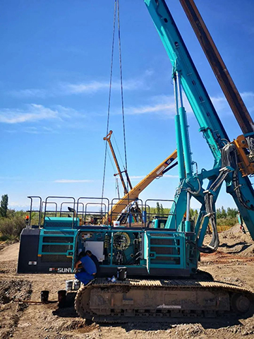 顶酷暑 走沙漠 2021年龙8头号玩家智能全球效劳万里行走进新疆