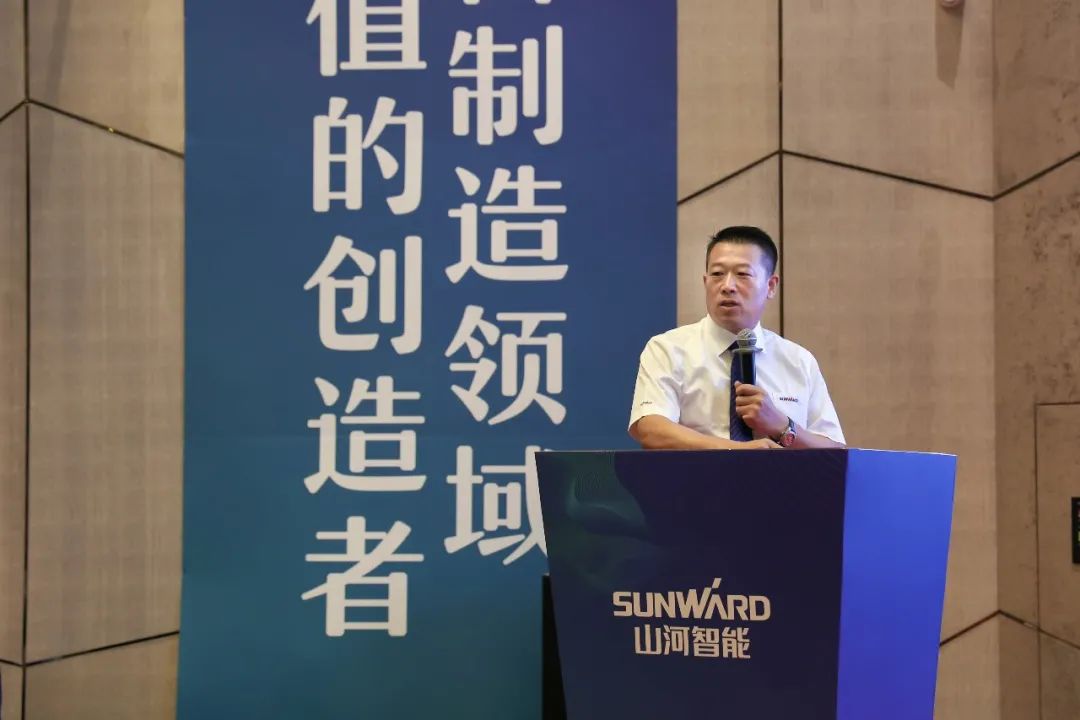 “同心同梦，，，，，，协力拼搏” ——龙8头号玩家智能2021年挖掘机经销商半年度谋划事情聚会圆满召开