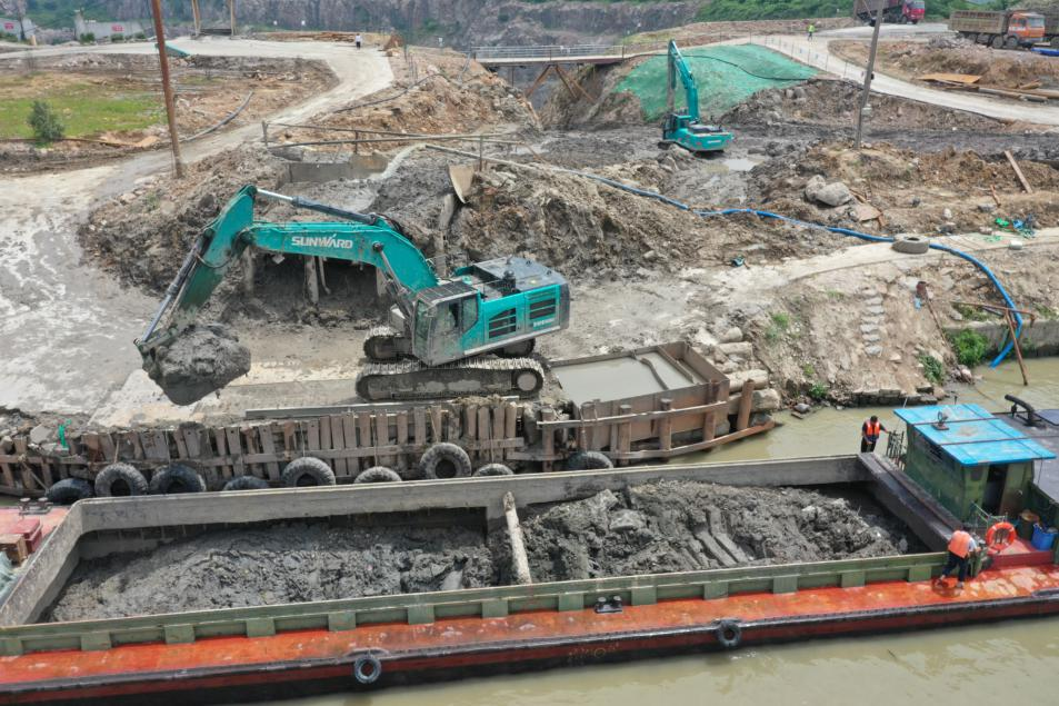 初心源地，，，，，，，，龙8头号玩家智能挖掘机实力大显 | 百年风华筑漂亮龙8头号玩家（1）