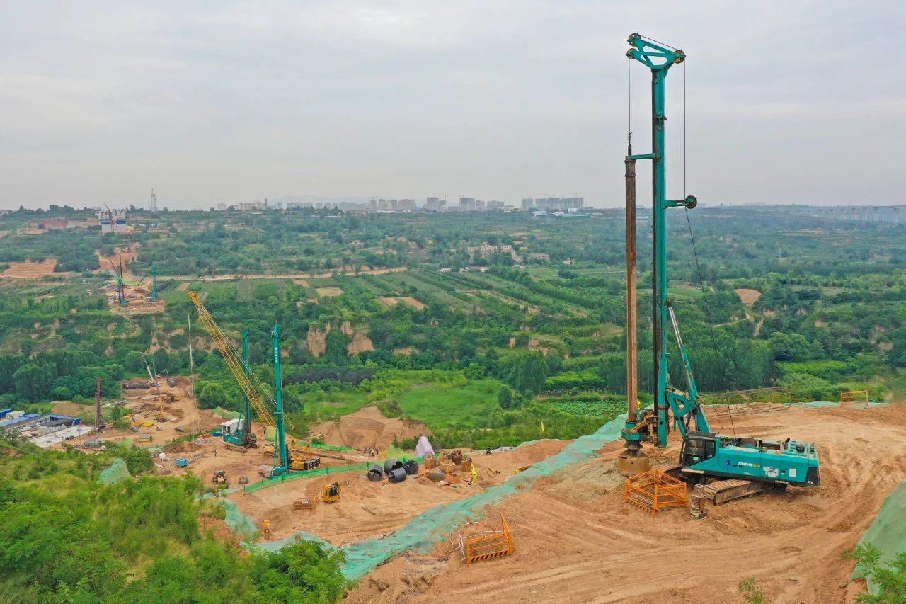 天堑施工，，，，，，，玉皇阁二号特大桥桩基主力军是龙8头号玩家智能旋挖钻机 | 百年风华筑漂亮龙8头号玩家（3）