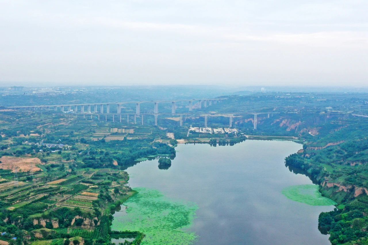 天堑施工，，，，，，，玉皇阁二号特大桥桩基主力军是龙8头号玩家智能旋挖钻机 | 百年风华筑漂亮龙8头号玩家（3）