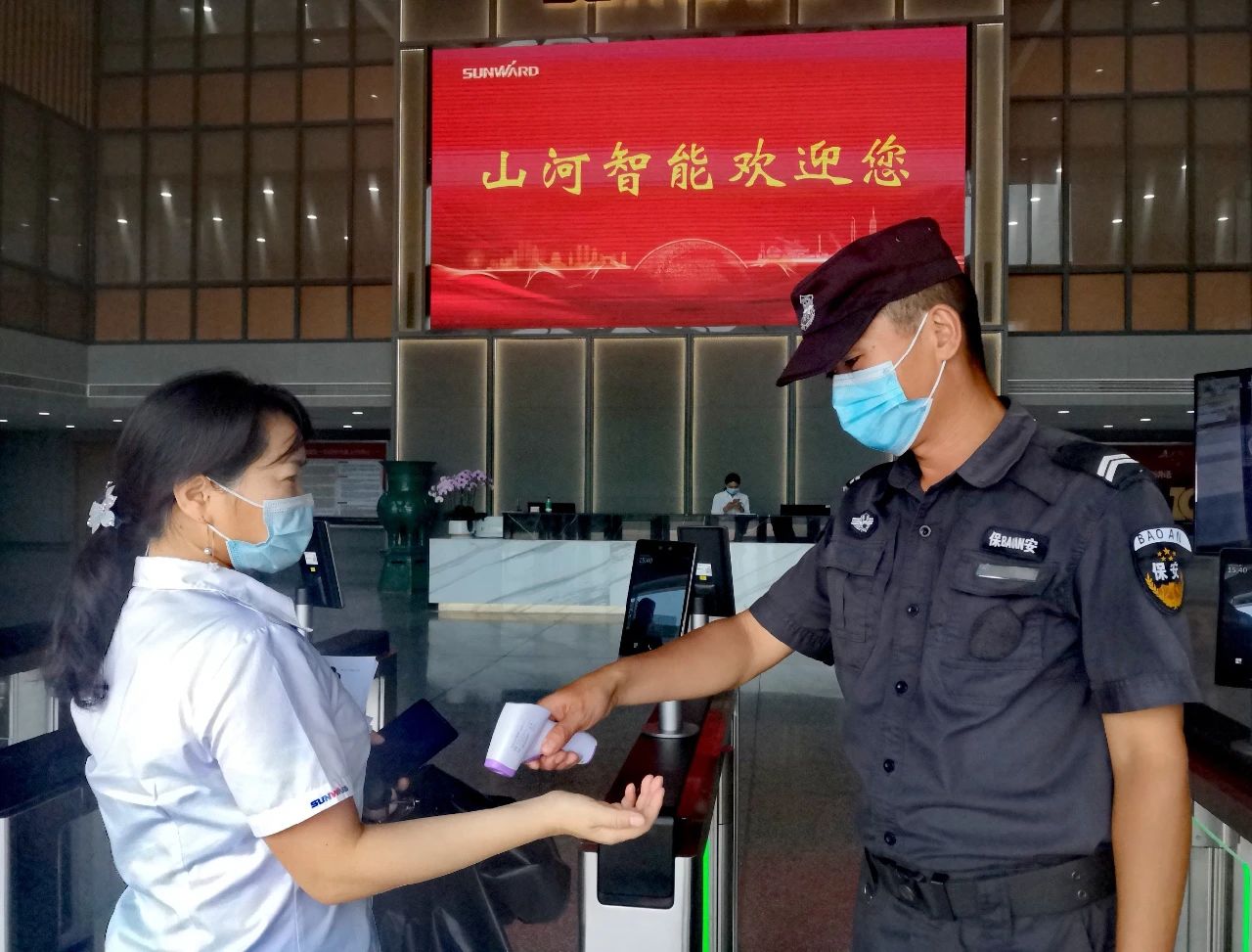 严酷防控！龙8头号玩家智能牢筑防疫“长城”