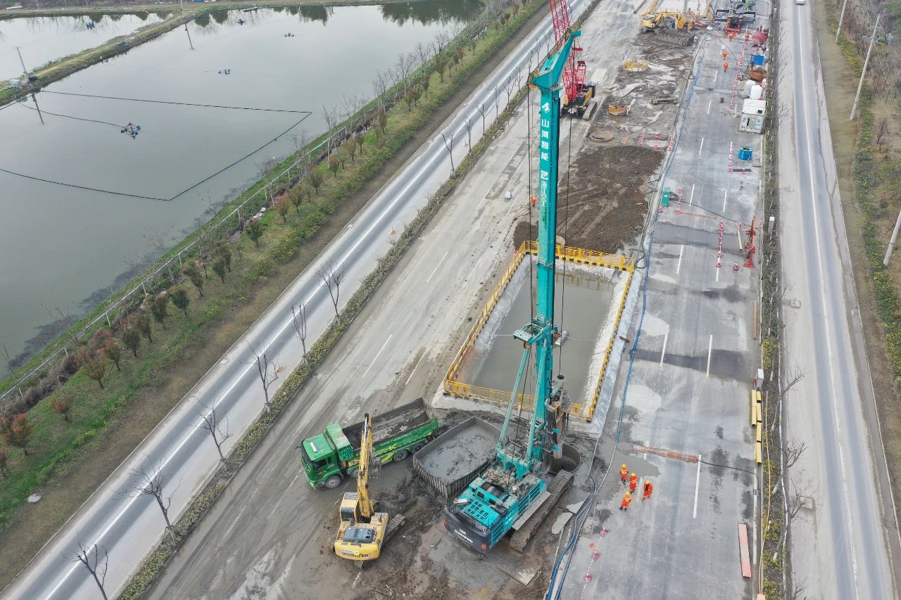 征战天下首条智慧高速，，，，，，龙8头号玩家智能旋挖钻机凭什么？？？？？？？？