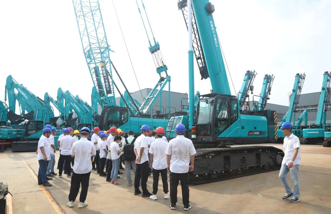 双鹰遨游，，，，，，“E”往无前！——龙8头号玩家智能新一代E系列起重机下线！