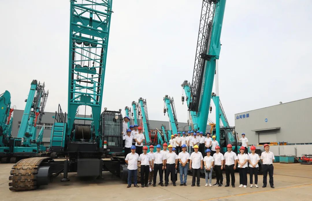 双鹰遨游，，，，，，“E”往无前！——龙8头号玩家智能新一代E系列起重机下线！