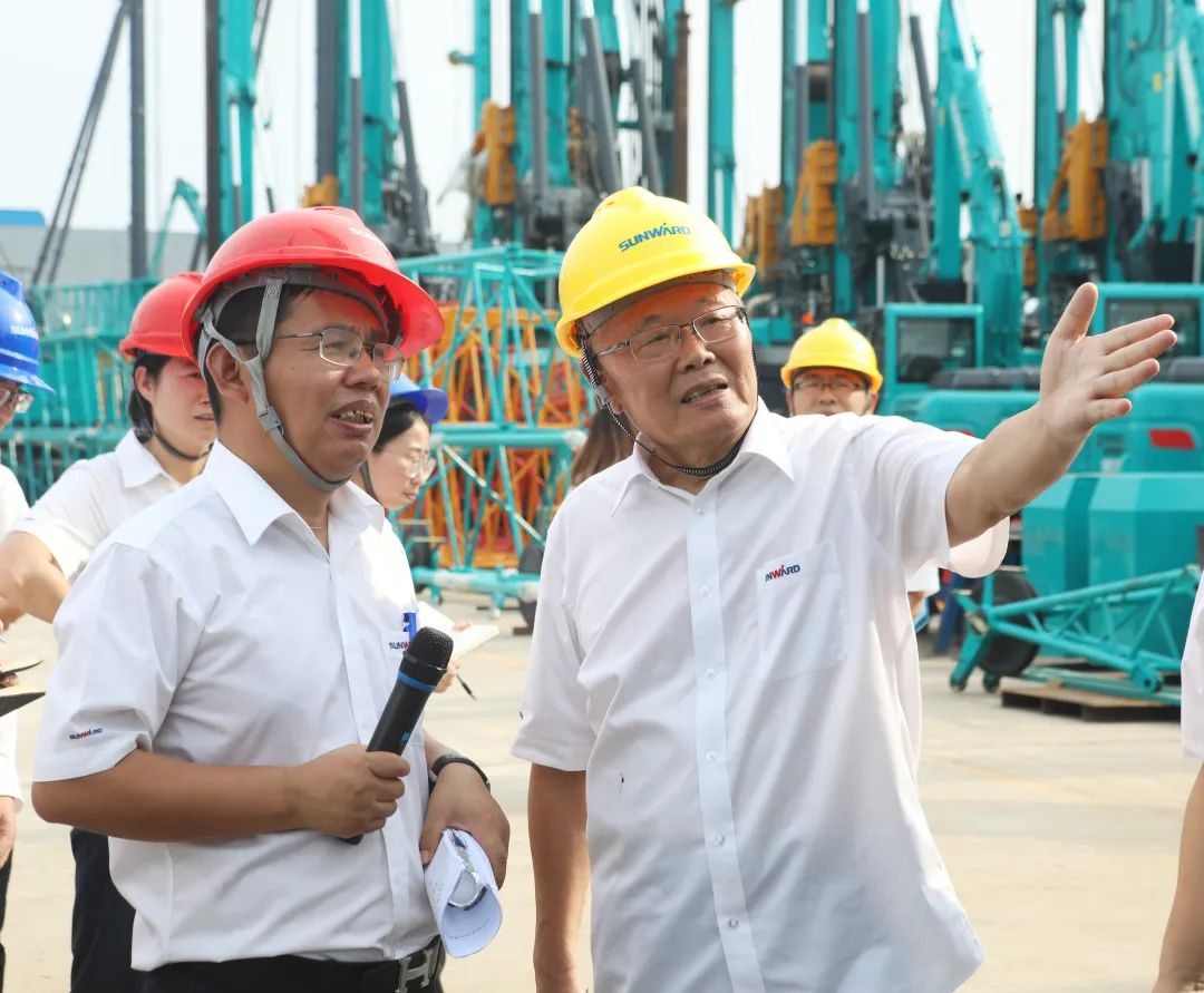 双鹰遨游，，，，，，“E”往无前！——龙8头号玩家智能新一代E系列起重机下线！