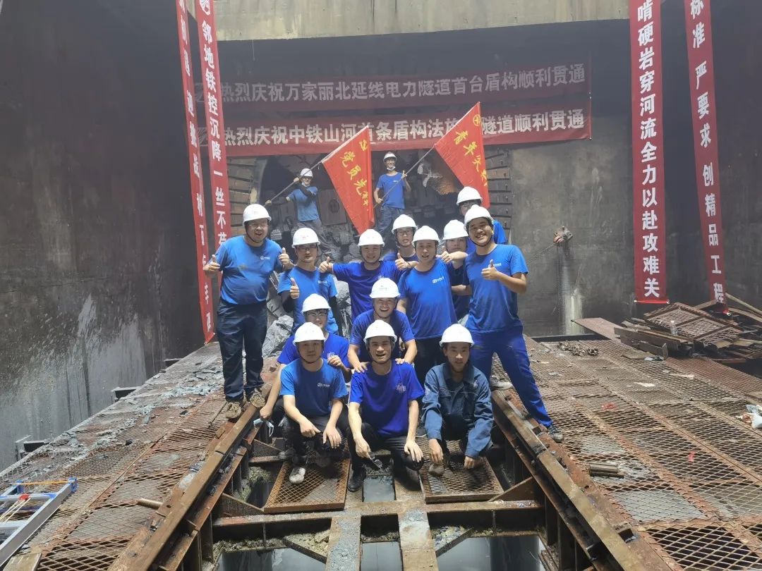 掘进1978米，，，，，，，，中铁龙8头号玩家首条盾构法施工隧道顺遂意会