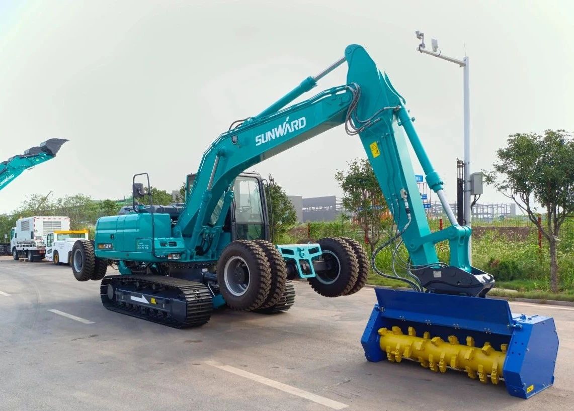 海内首台！龙8头号玩家智能15吨级轮履两用开带机乐成下线