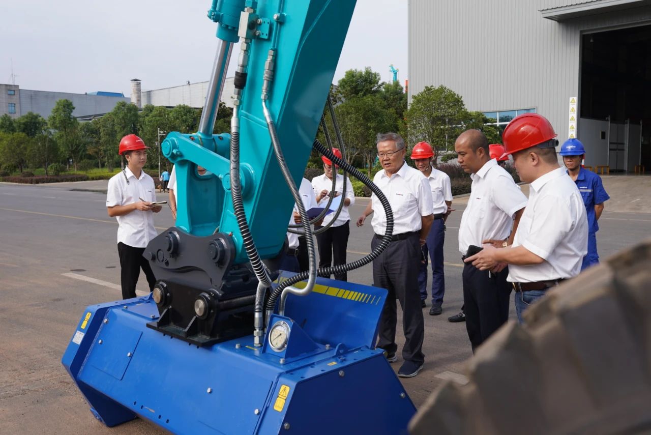 海内首台！龙8头号玩家智能15吨级轮履两用开带机乐成下线