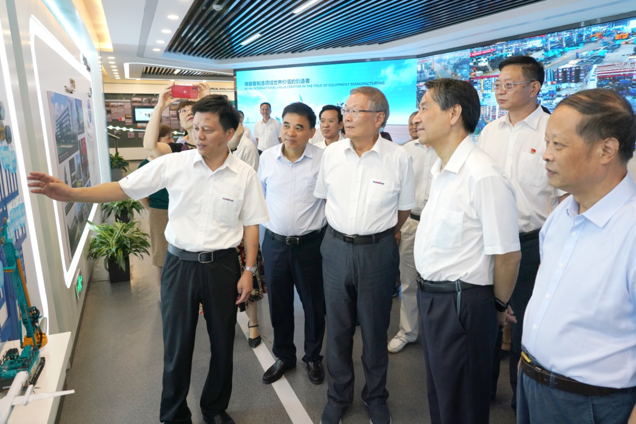 湖南省老科学手艺事情者一行到访龙8头号玩家智能