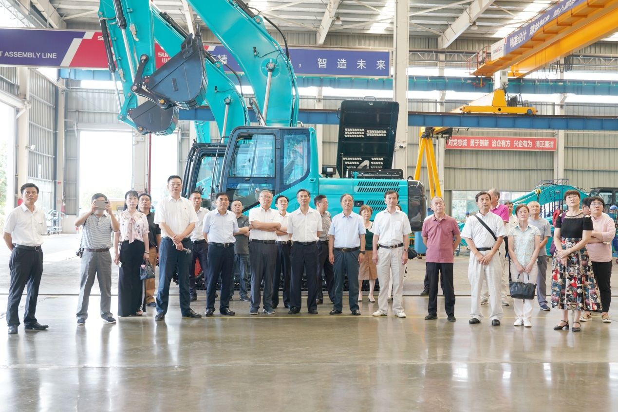 湖南省老科学手艺事情者一行到访龙8头号玩家智能