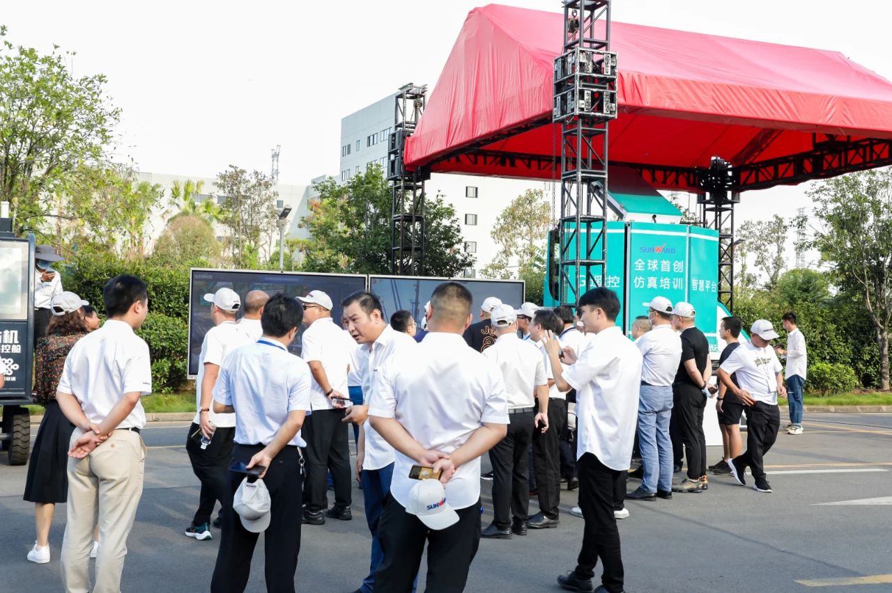 逛展超热闹！龙8头号玩家智能效果展示会高能名时势来袭