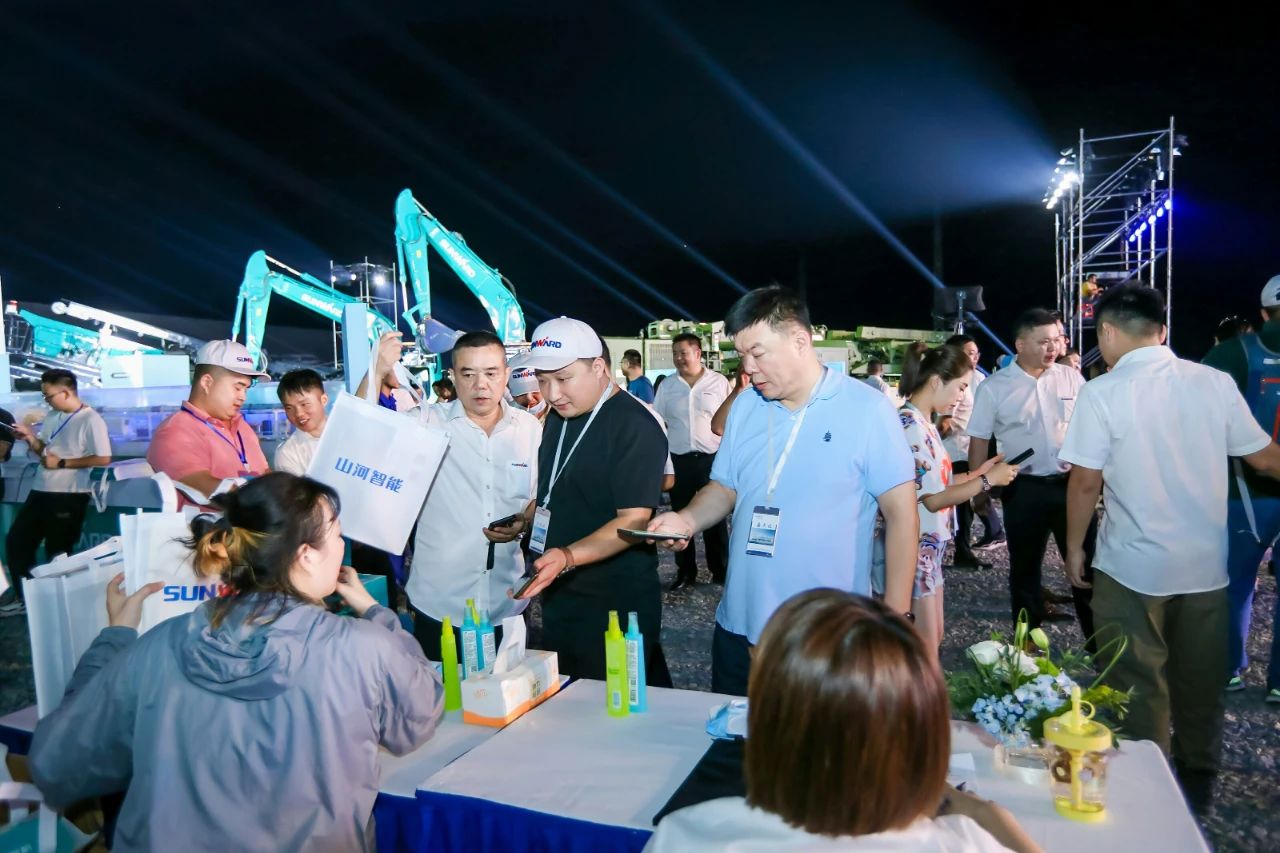 逛展超热闹！龙8头号玩家智能效果展示会高能名时势来袭