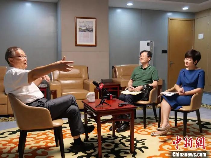 媒体聚焦 | 中新社专访——龙8头号玩家智能首创人何清华：向着太阳奔驰的筑梦人