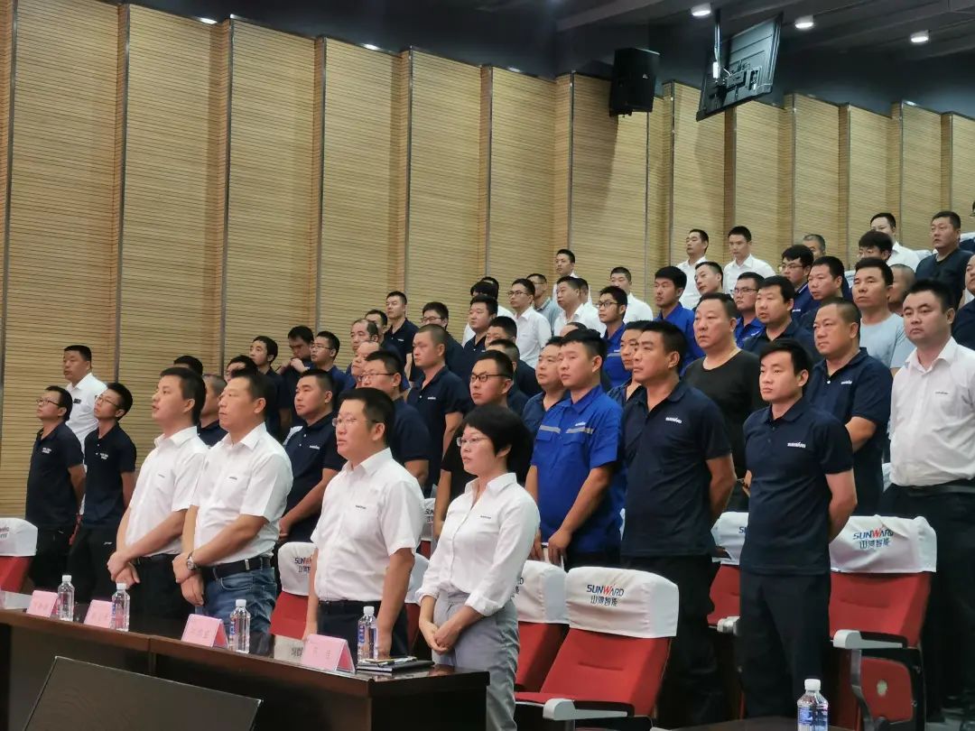 龙8头号玩家智能挖掘机事业部启动2021效劳手艺评定暨效劳万里行总结大会