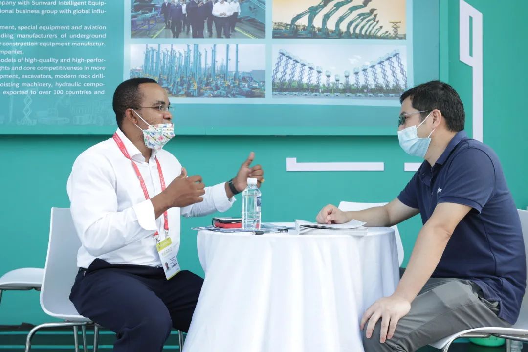 亮相中非经贸展览会！龙8头号玩家智能尽展工程机械国产品牌魅力