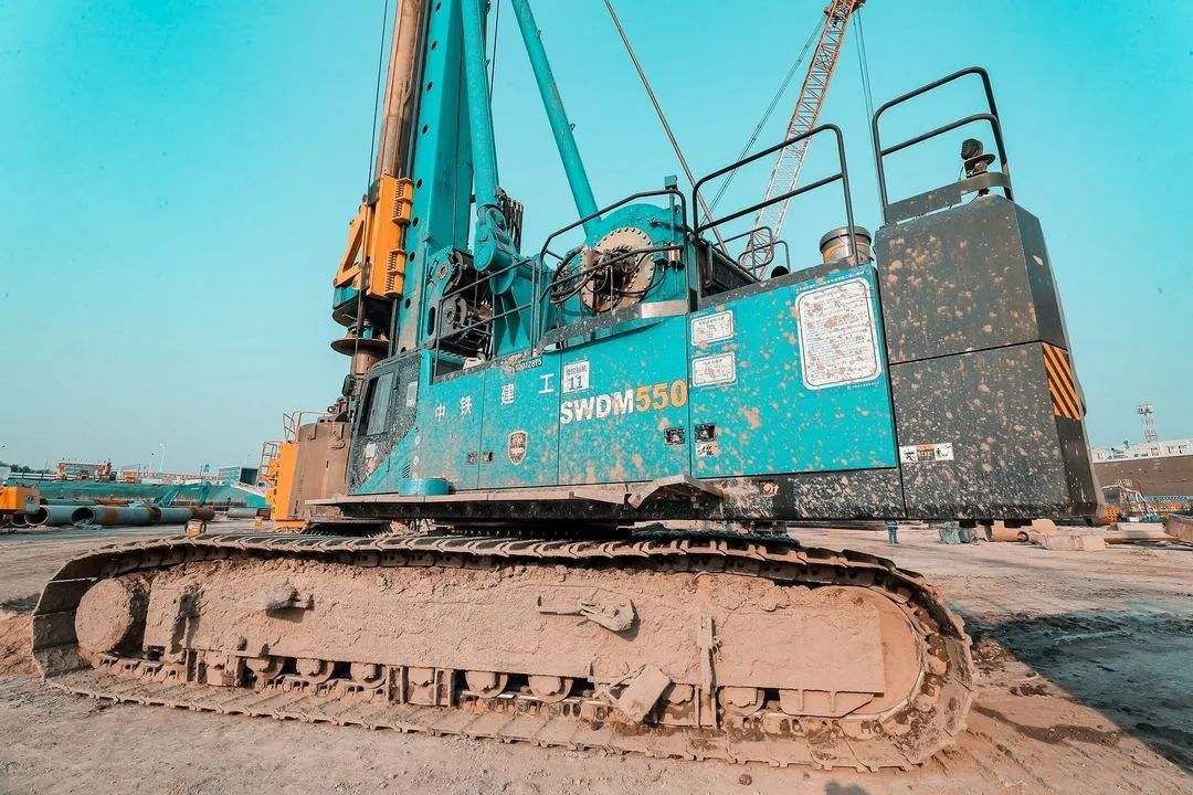 大国重器！龙8头号玩家智能超等装备助力北京都会副中心综合交通枢纽站建设