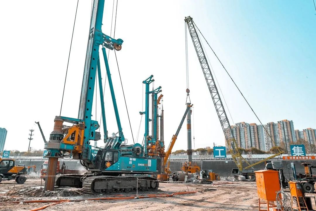 大国重器！龙8头号玩家智能超等装备助力北京都会副中心综合交通枢纽站建设