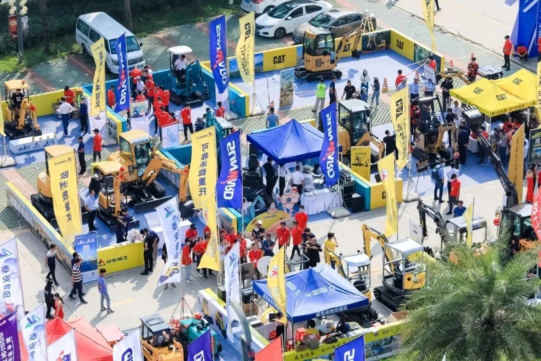 共享微挖新视界！龙8头号玩家智能微挖三大王牌产品齐聚2021全球微挖大会