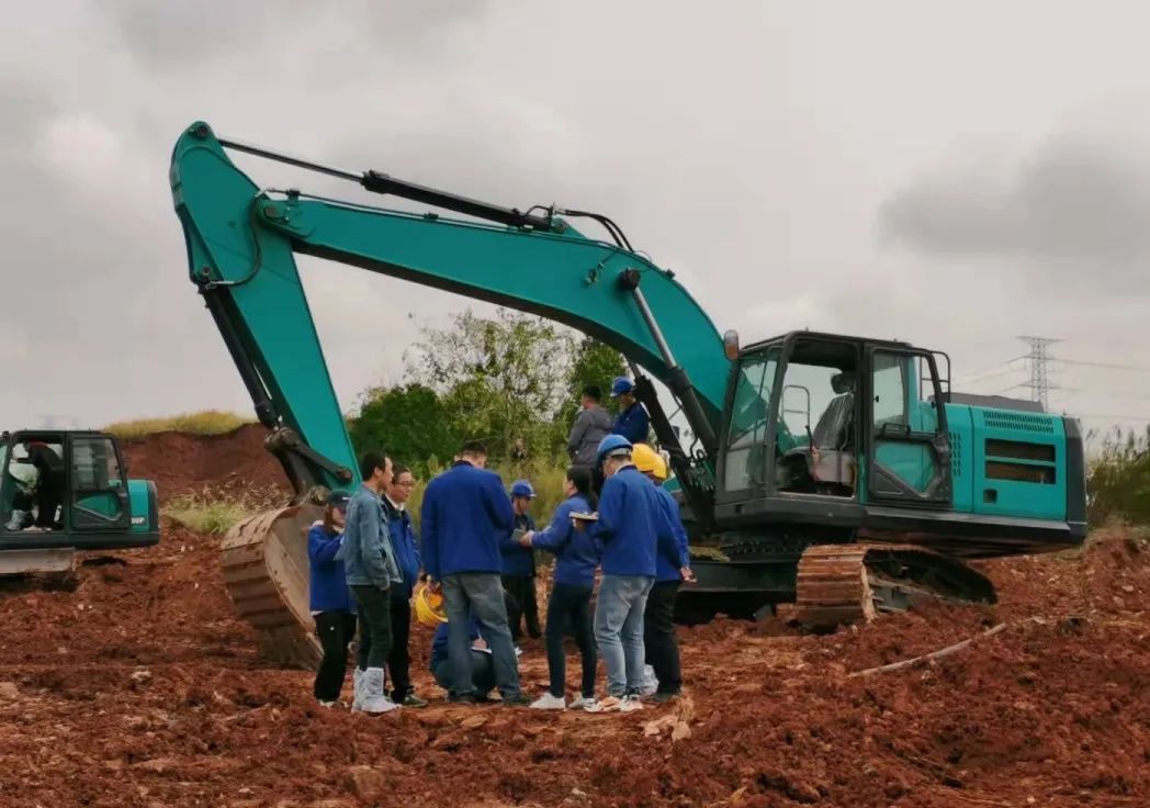 一起来“找茬”！10位“超等体验官”试驾龙8头号玩家智能最新“F系列”挖掘机