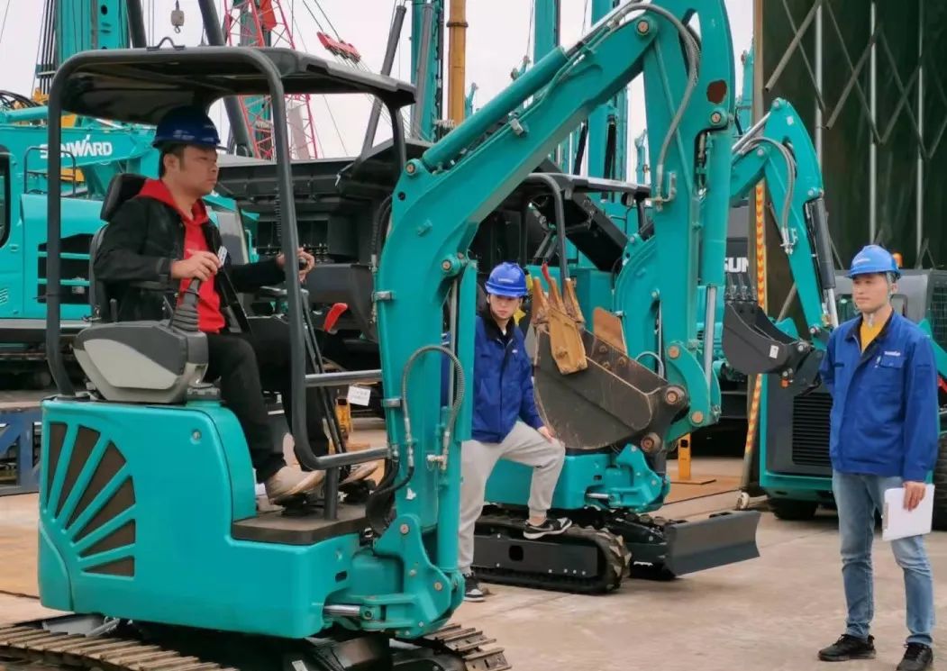 一起来“找茬”！10位“超等体验官”试驾龙8头号玩家智能最新“F系列”挖掘机