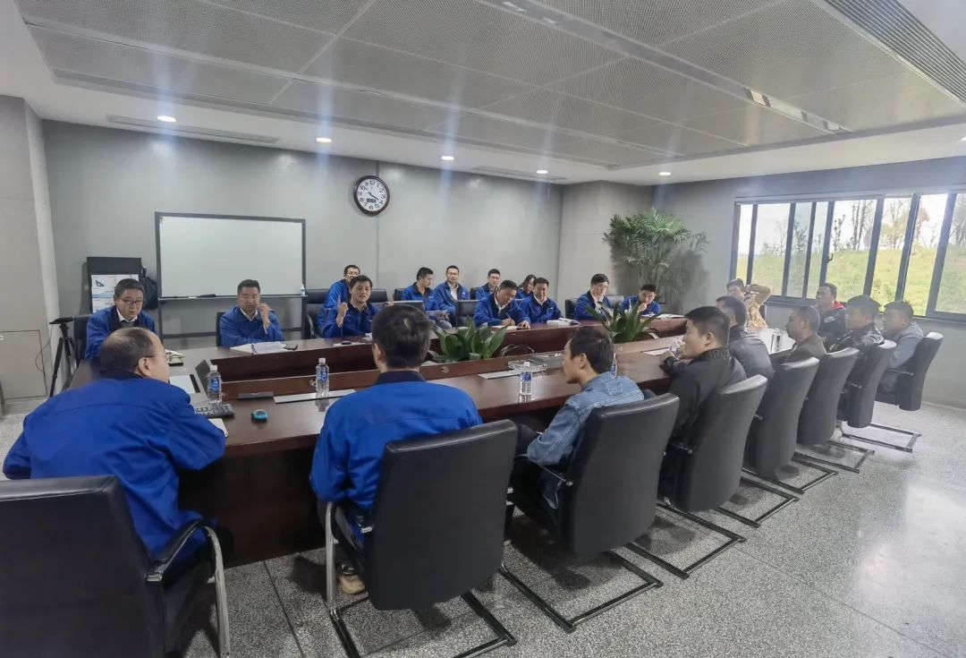 一起来“找茬”！10位“超等体验官”试驾龙8头号玩家智能最新“F系列”挖掘机