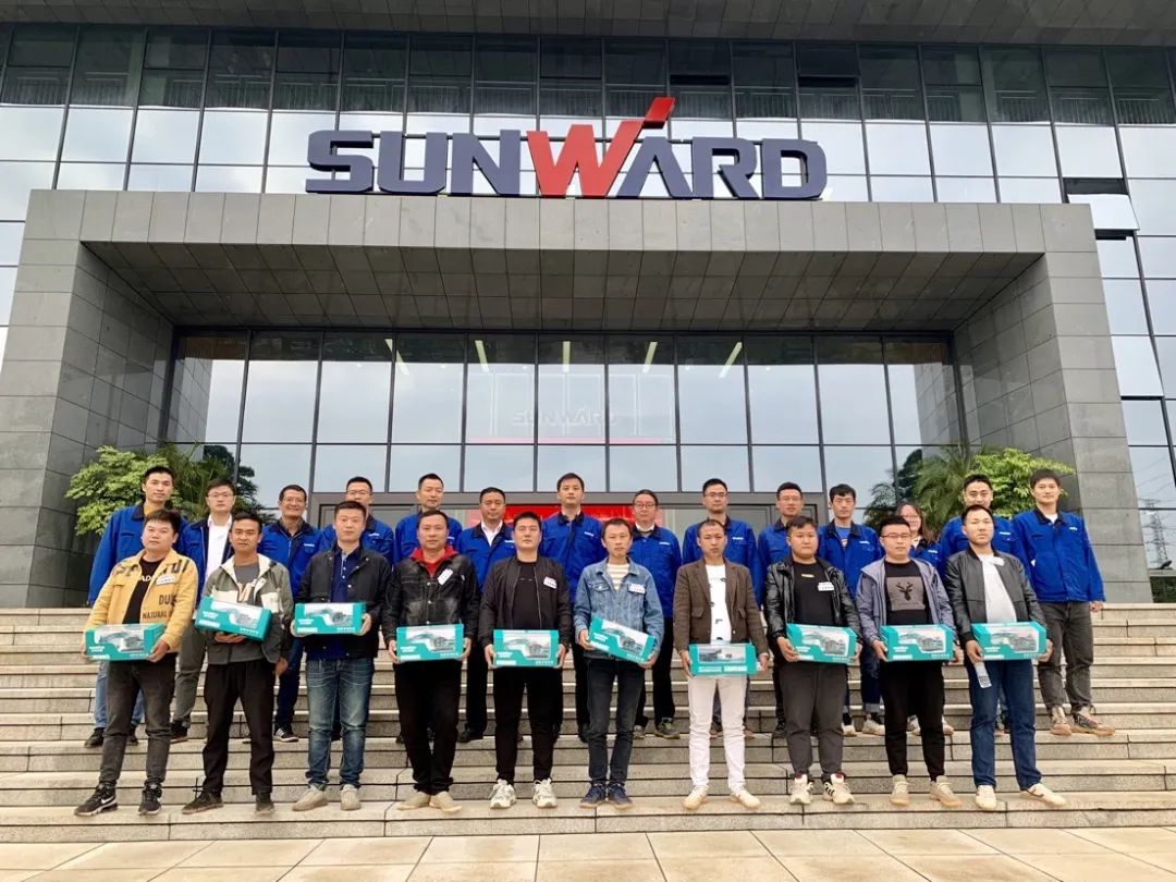 一起来“找茬”！10位“超等体验官”试驾龙8头号玩家智能最新“F系列”挖掘机