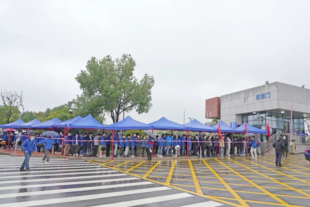 采样完成率近100%！龙8头号玩家智能第一时间开展全员核酸检测，，，，，，包管清静生产