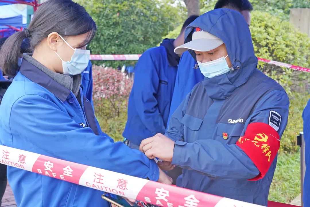 采样完成率近100%！龙8头号玩家智能第一时间开展全员核酸检测，，，，，，包管清静生产