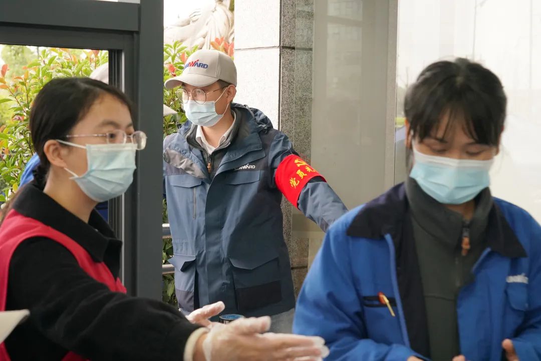 采样完成率近100%！龙8头号玩家智能第一时间开展全员核酸检测，，，，，，包管清静生产