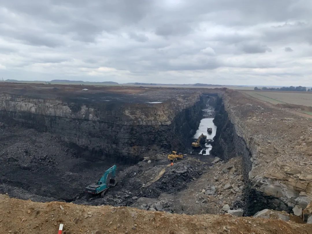挑战矿山难题！龙8头号玩家智能95吨级矿用挖掘机乐成进入非洲市场